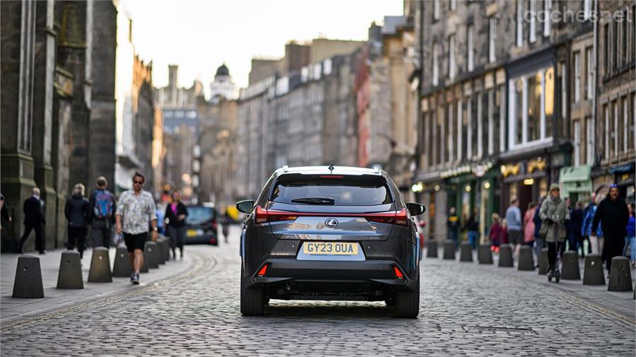 El Lexus UX 300e es particularmente satisfactorio en la conducción urbana. Más todavía en una ciudad tan bonita como Edimburgo.