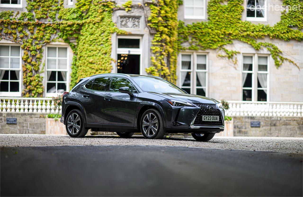 Visto desde fuera, el Lexus UX 300e parece el mismo de antes; pero en realidad incorpora interesantes novedades.