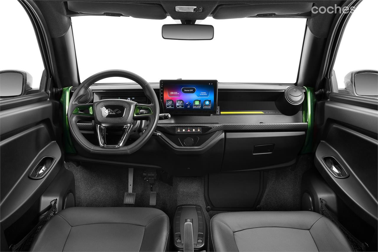 En el interior de las versiones más equipadas del Ligier Myli destaca la pantalla central que puede tener conexiones Apple Car Play y Android Auto.