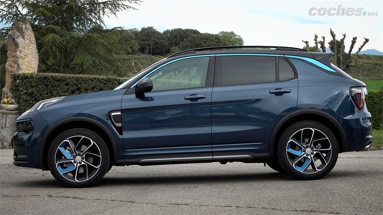 Los detalles en color azul eléctrico en llantas y línea del techo buscan destacar que se trata de un coche electrificado. No en vano, es un híbrido enchufable.