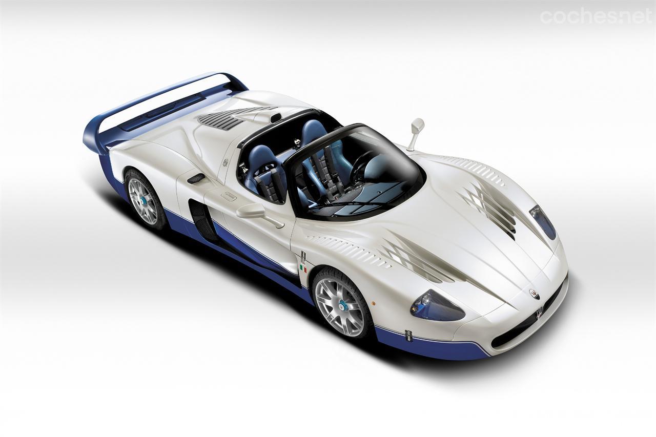 Entre 2004 y 2005 Maserati fabricó 50 unidades del MC12 Stradale. El techo duro era desmontable al estilo del Ferrari F50.