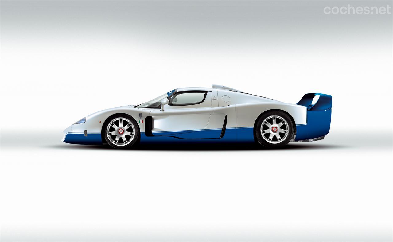 Todos los MC12 Stradale fueron entregados en color azul y blanco, colores del mítico equipo de carreras Camoradi que compitió en los 60 con los Maserati Tipo 61 Birdcage.