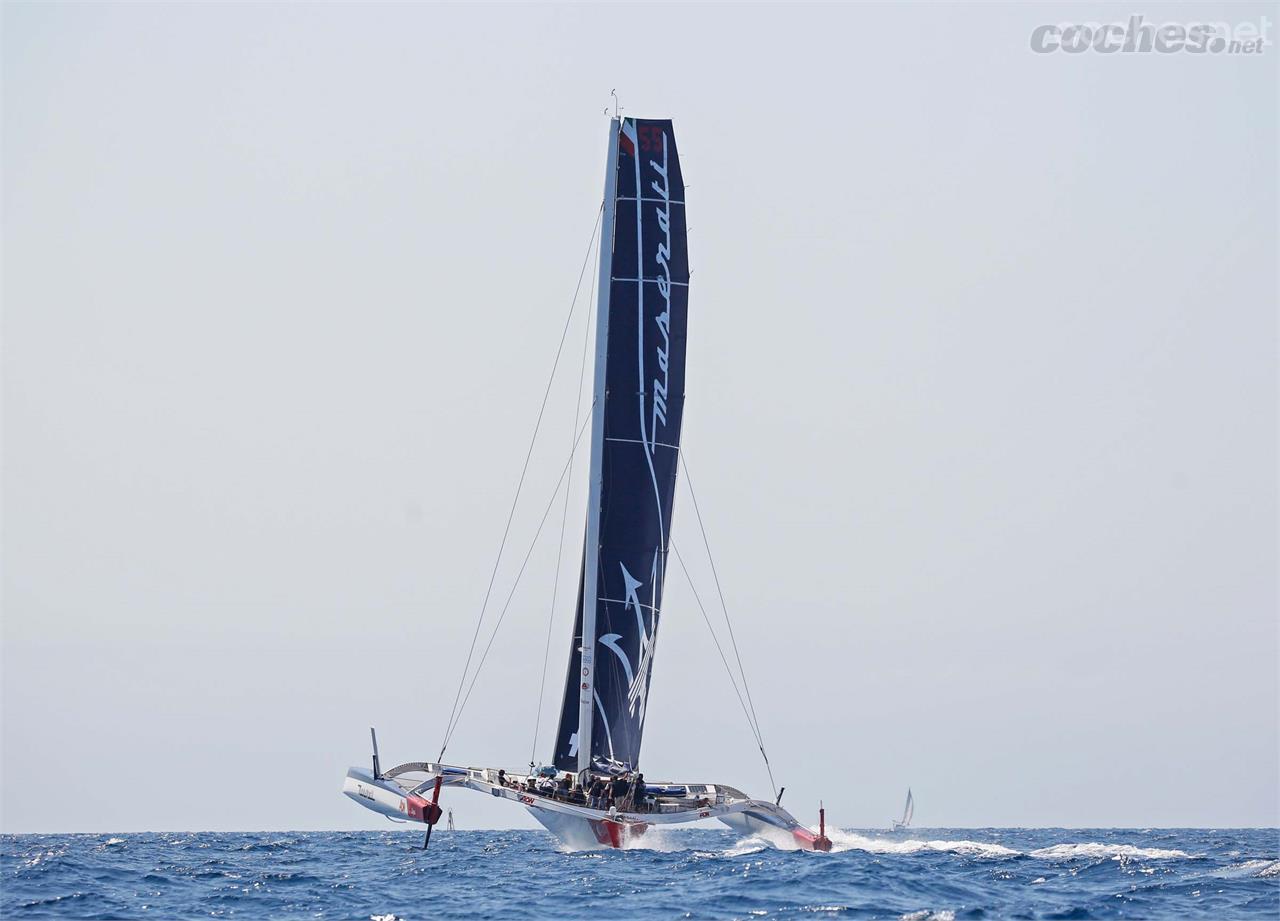 En este punto el Multi70 de Soldini se comporta como un catamarán normal, pero cuando alcanza más velocidad es cuando empieza a volar y los cascos se separan en torno a 1,5 metros del agua.