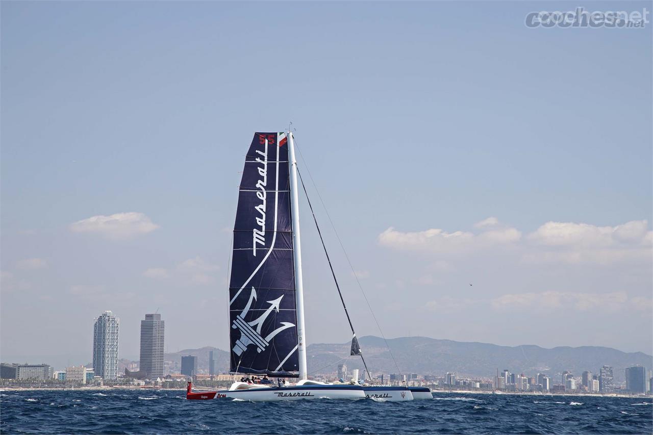 El Maserati Multi70 saliendo del One Ocean de Barcelona.