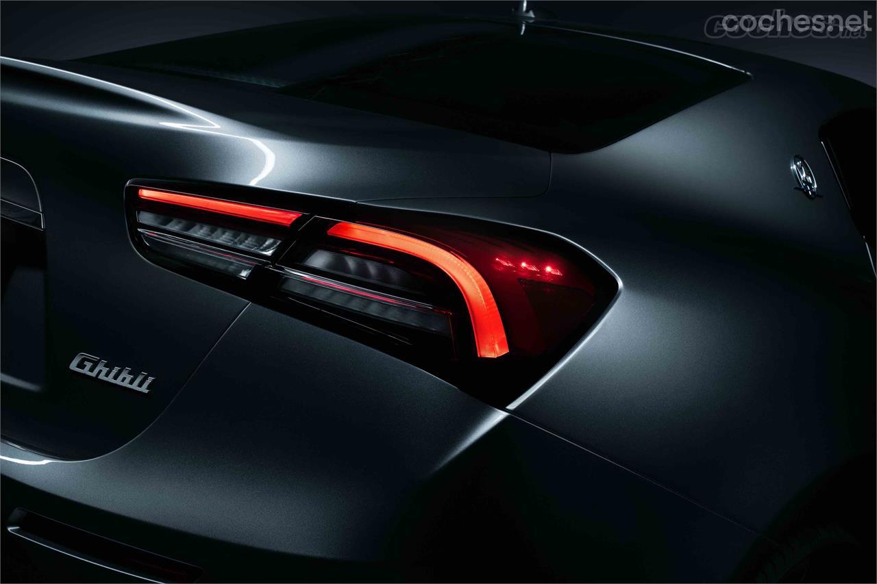 Las luces traseras tienen un grafismo inspirado en el del Maserati 3200 GT o el concept Alfieri. 