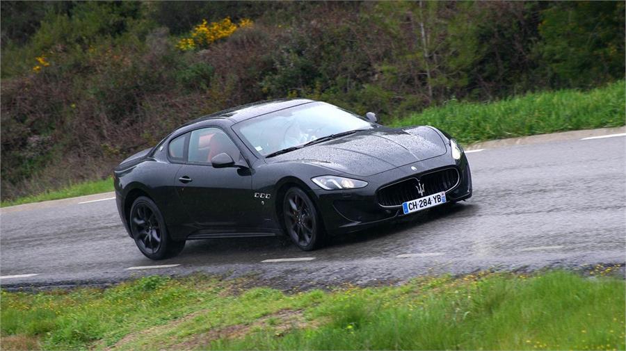 El carácter deportivo de este Maserati es totalmente compatible con largos desplazamientos por carretera. No es un deportivo radical, si no quieres. 