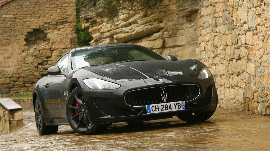 Pocos frontales vas a ver más bonitos y espectaculares que el de este Maserati, con su gran parrilla y el logo del tridente destacado. (Fotos: Eloy García)