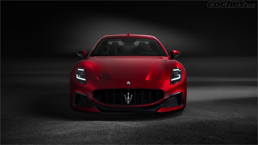 El Maserati GranTurismo 2023 mantiene el frontal característico de este modelo. 