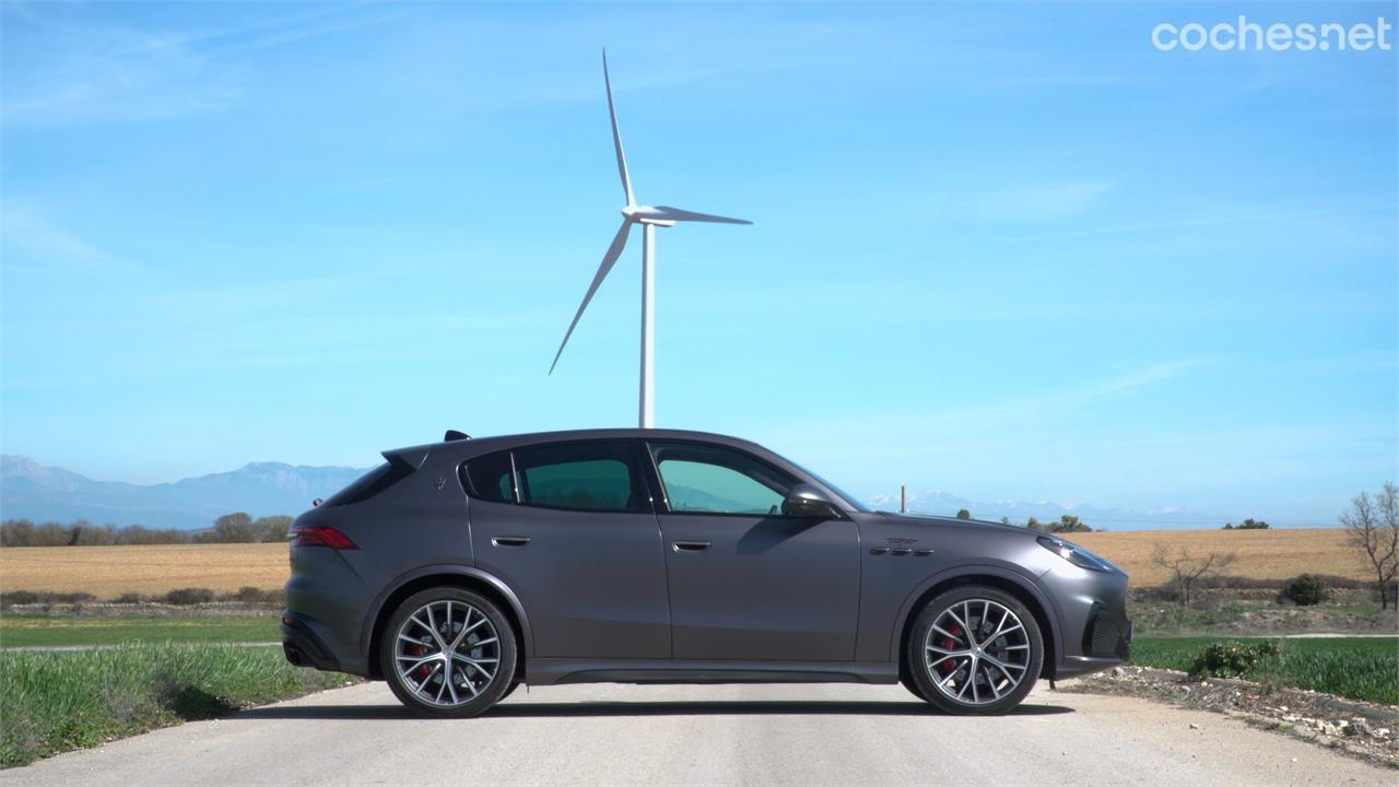 Sus llantas de 21" calzan neumáticos Bridgestone Potenza Sport con medidas 295/35 R21 en el tren trasero y 255/40 R21 en el tren delantero.