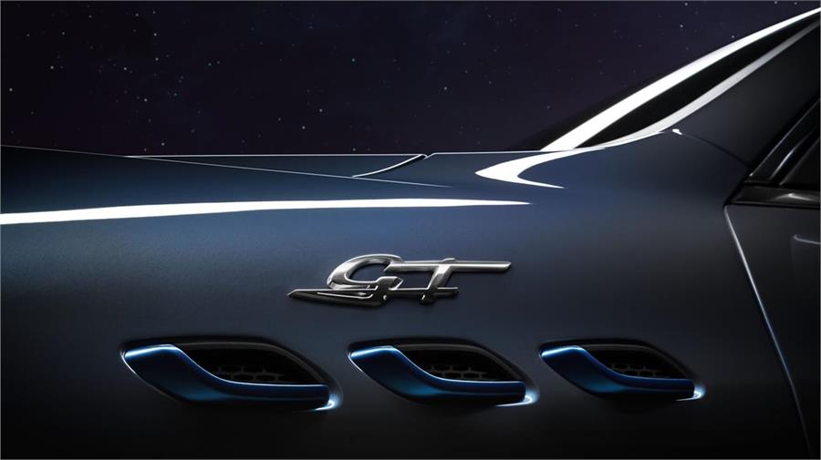 Los detalles en azul, como los adornos de las salidas de aire laterales, delatan a la versión Hybrid igual que sucede con su hermano, el Maserati Ghibli.