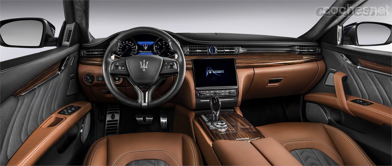 En interior del nuevo Quattroporte se ha modificado el diseño de la consola central, que ahora luce la nueva pantalla de 8,4"del sistema de infoentretenimiento. 