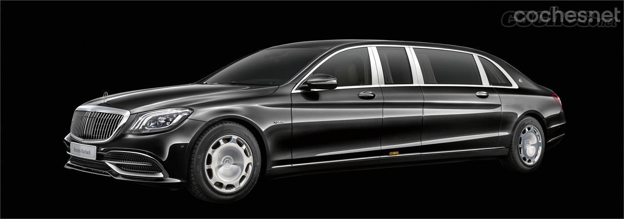 El Mercedes-Maybach Pullman sólo cambia algunos detalles de su lujoso aspecto exterior. Ahora luce una nueva parrilla con finas lamas verticales. 