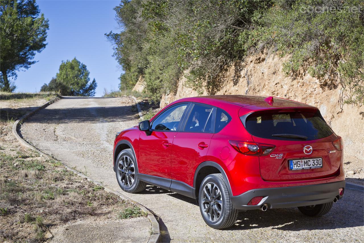 El CX-5 tiene las dimensiones justas para ser un coche de familia al uso. No es muy grande pero tiene una habitabilidad generosa y un buen maletero.