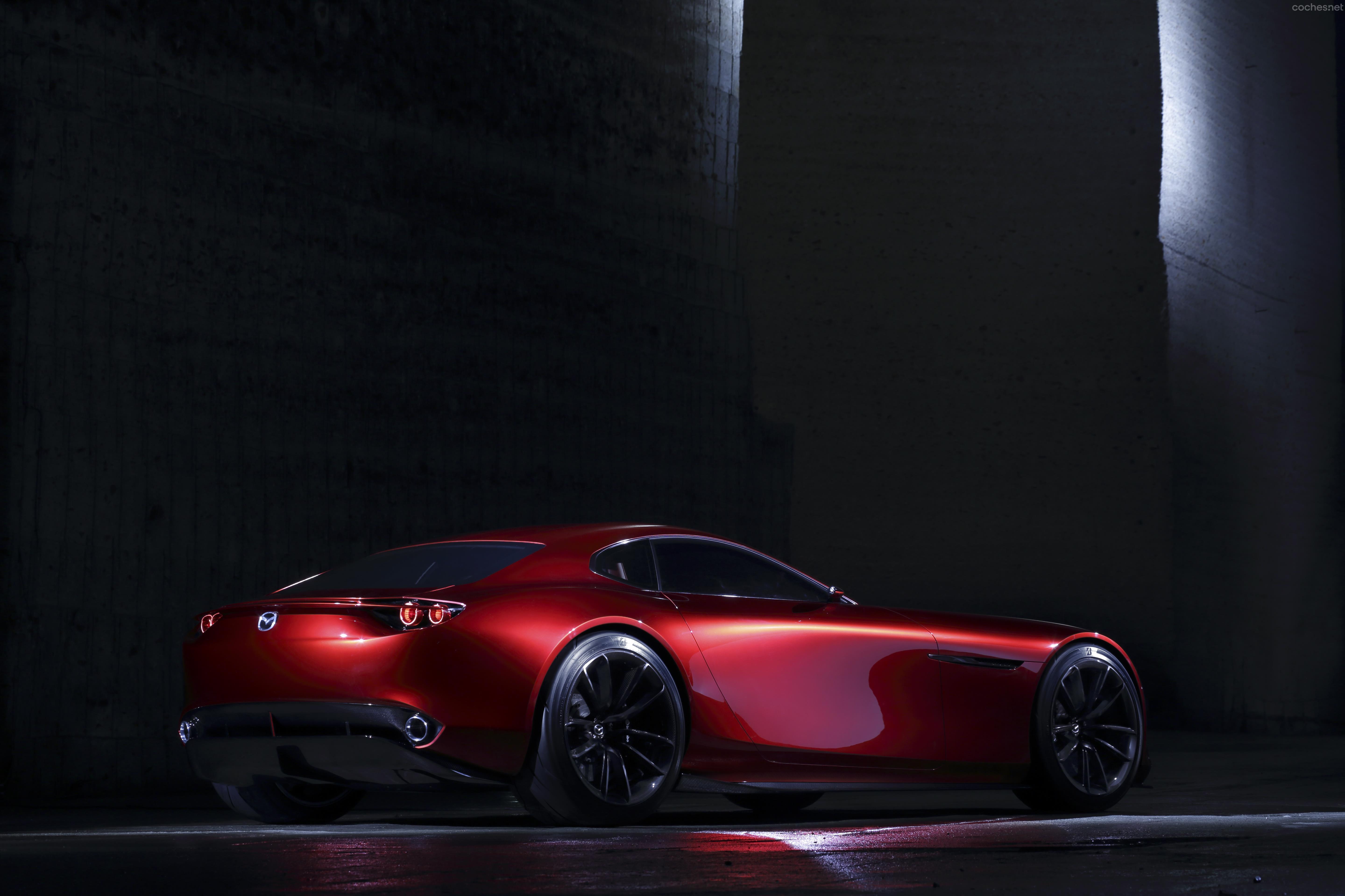 El Mazda RX-Vision tiene una silueta marcadamente cupé, en la que destaca la longitud del capó y su poca altura, sólo 1,16 metros.