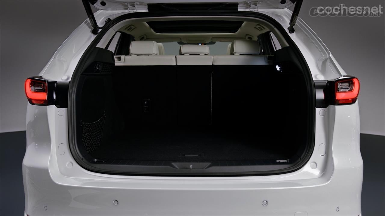 MAZDA BT50 - In a 5-seater configuration, the trunk of the Mazda CX-60 declares 570 liters, expandable to 1,726 liters if we lower the second row.