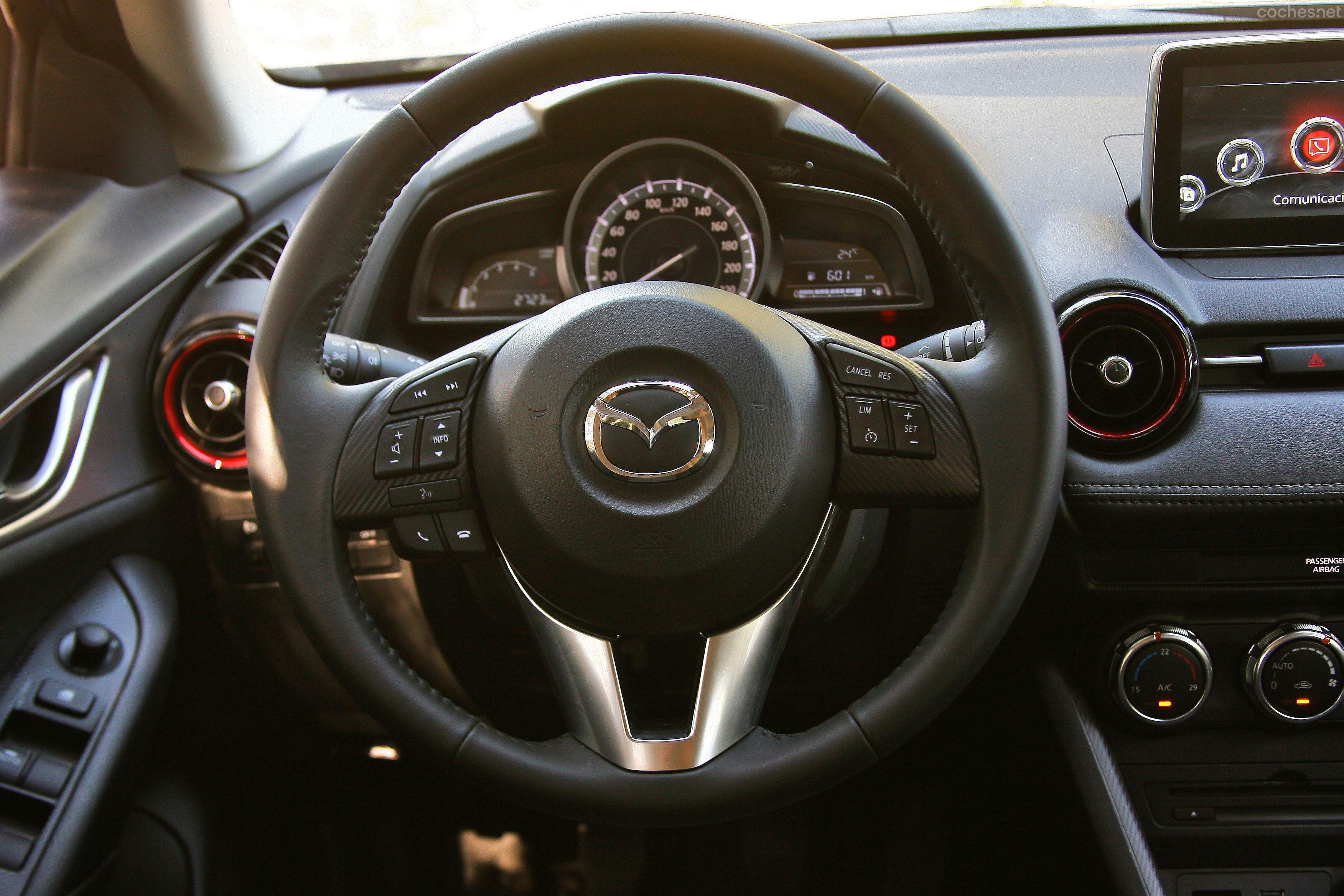 El Mazda CX-3 cuenta con una excelente ergonomía en el puesto de conducción, pero su volante, en el acabado de la unidad que probamos, no es regulable en profundidad. 