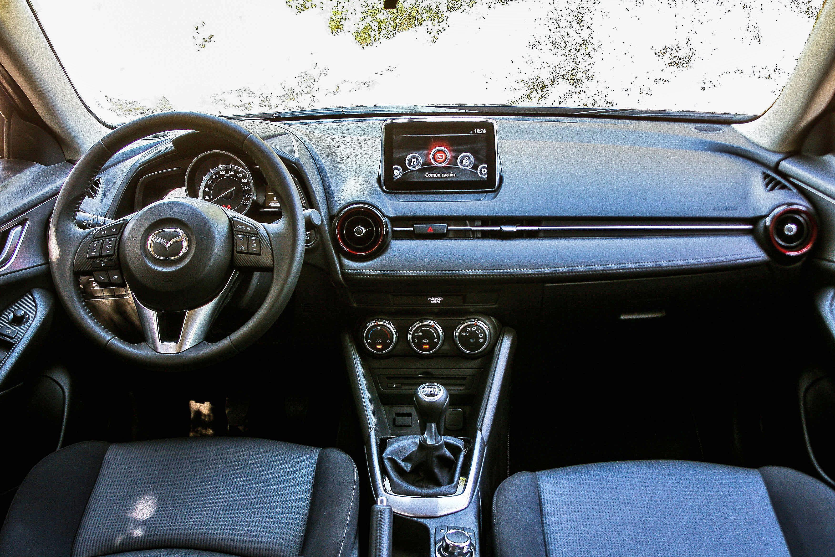 El Mazda CX-3 equipa unos asientos muy deportivos y luce un salpicadero con un diseño muy moderno, de tipo cockpit, orientado al conductor.