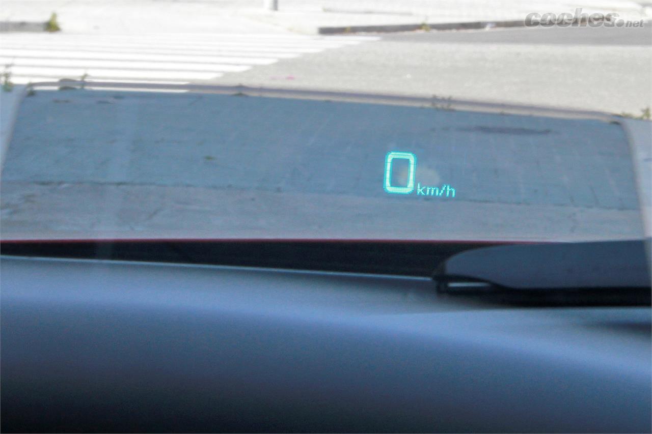 Esta versión equipa de serie el sistema Head-Up Display, en cuya lámina transparente se pueden consultar la velocidad y las indicaciones del navegador