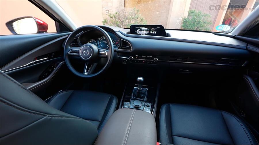 El interior del CX 30 ofrece una sensación de calidad excelente y buenos acabados.