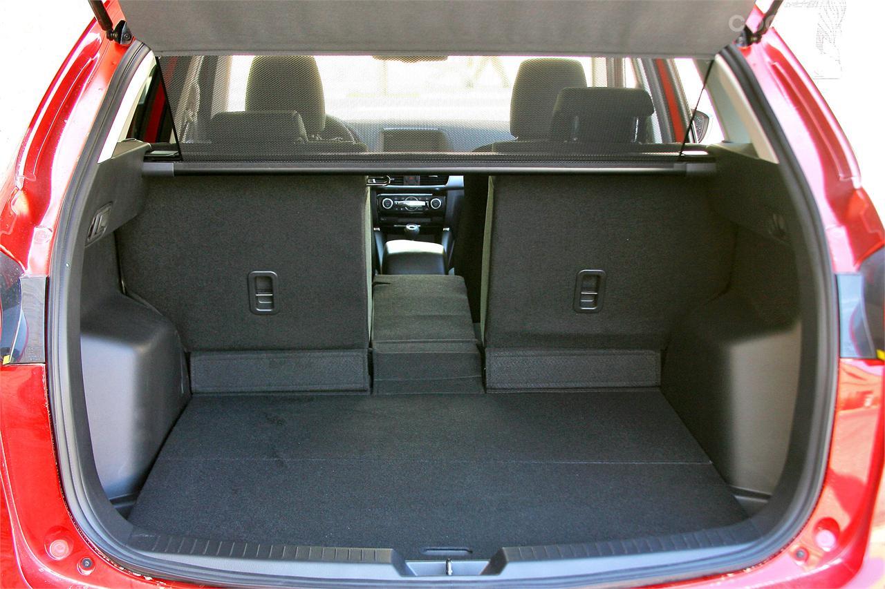 Podemos abatir los asientos con las palancas situadas a ambos lados del maletero.