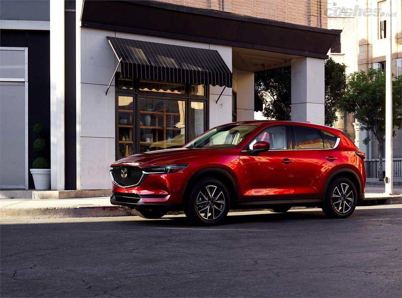 El Mazda CX-5 modifica un poco su aspecto exterior, alineándose con la última evolución del diseño Kodo, ya vista en el CX-3.
