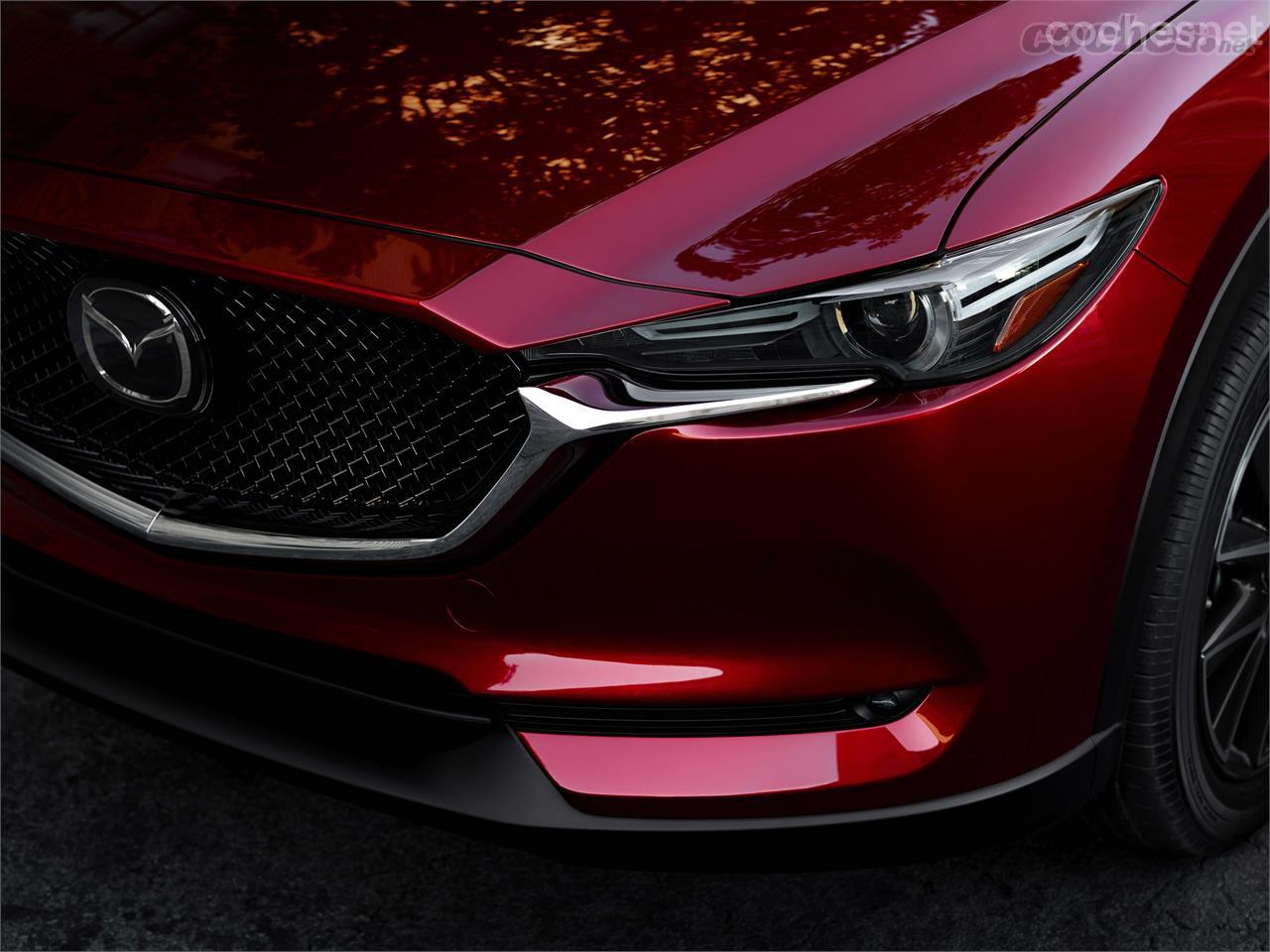 La nueva parrilla con tramado 3D y los nuevos faros más afilados son la seña de identidad frontal del nuevo Mazda CX-5