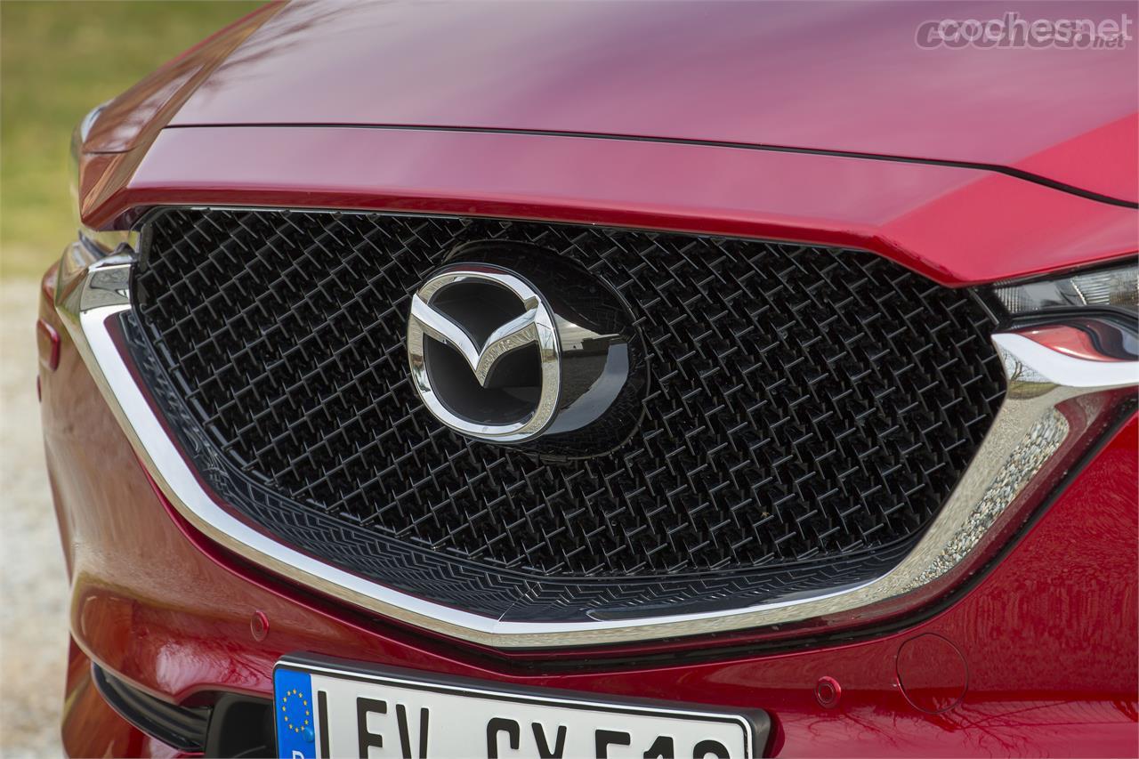 La parrilla delantera tiene formas tridimensionales y enfatiza el logo de Mazda. El frontal es lo que más cambia del coche. 