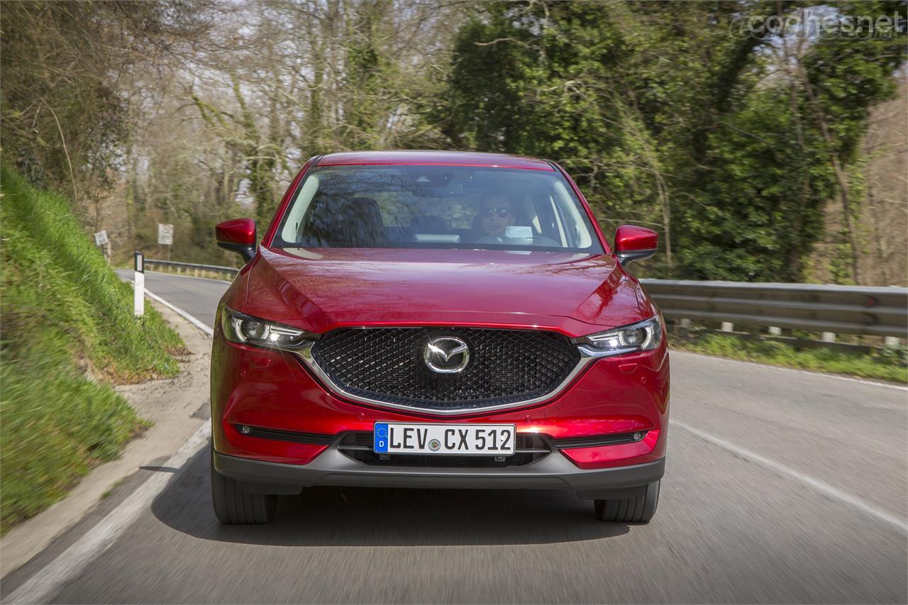 Visto de frente es como se reconoce a este nuevo Mazda CX-5, que cambia muchos detalles pero no en lo principal. 