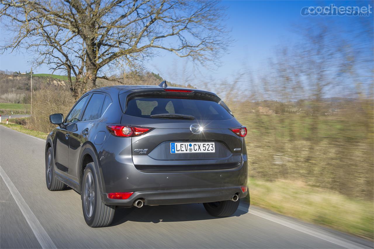 El comportamiento en carretera del CX-5 es más preciso si cabe. Los pequeños cambios introducidos en el chasis mejoran su calidad de rodadura. 