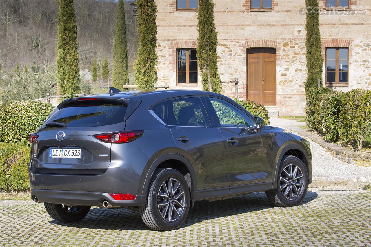 El Mazda CX-5 es un poco más bajo y tiene una silueta algo más cupé, en la línea del CX-3. 