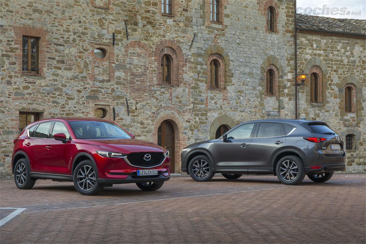 Se introduce un nuevo color rojo en la gama: Soul Red Crystal. Tiene más profundidad de color y enfatiza las formas del coche en función de los reflejos. Es el de la unidad de la izquierda. 