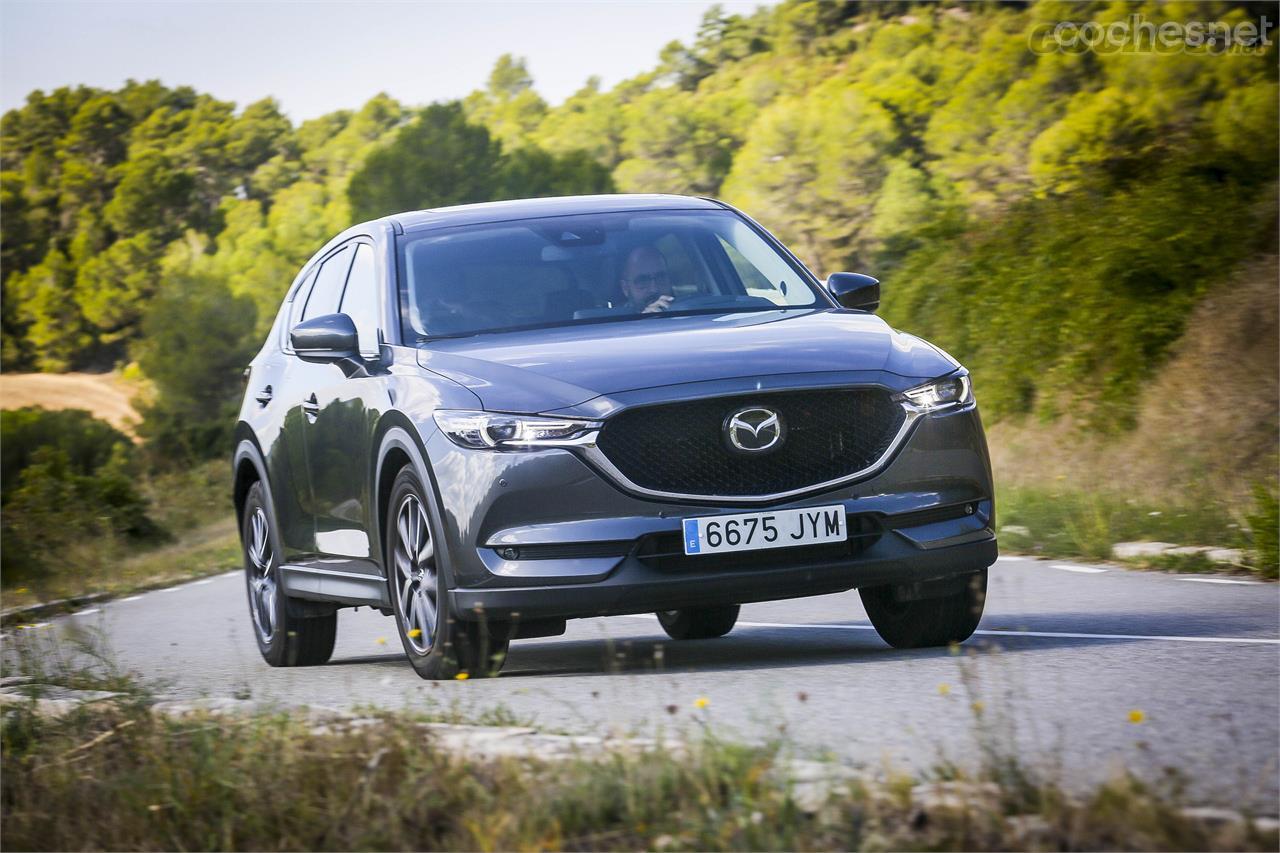 El comportamiento en carretera ha mejorado. Mazda ha refinado aspectos como el tacto de suspensión y la sonoridad interior en un intento de acercarse a las marcas premium.