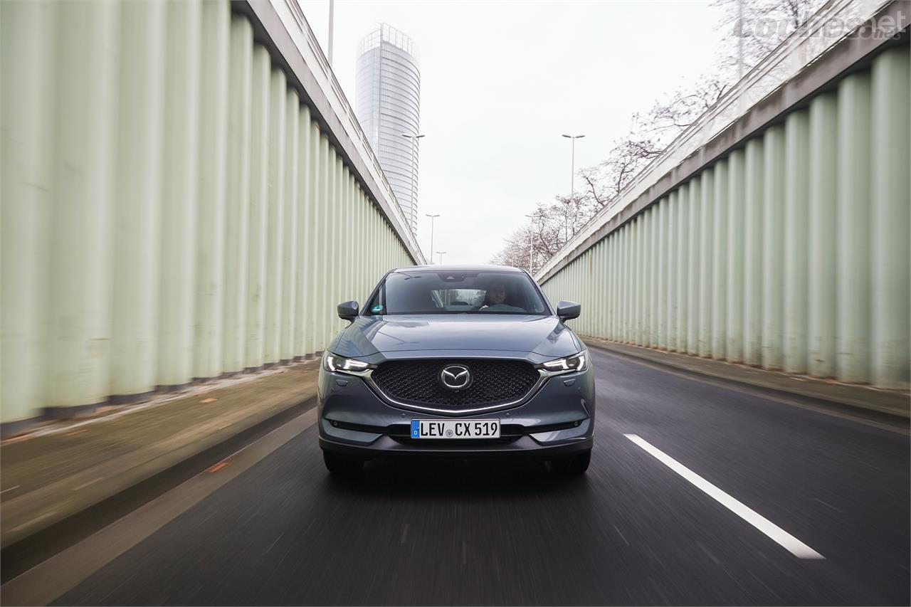 La versión 2021 del Mazda CX-5 mejora en el apartado tecnológico, con un nuevo sistema multimedia, añade mejoras de eficiencia y la opción de tracción delantera para el diésel de 184 CV.