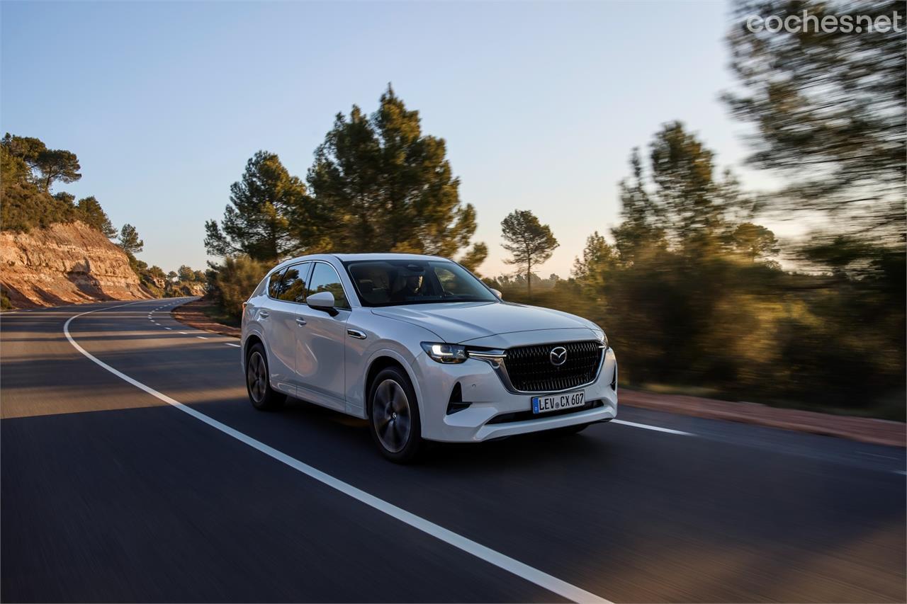 El CX-60 es un coche muy confortable de conducir. Tiene un nivel de rodadura muy bueno y un tacto de suspensión y dirección muy equilibrado.