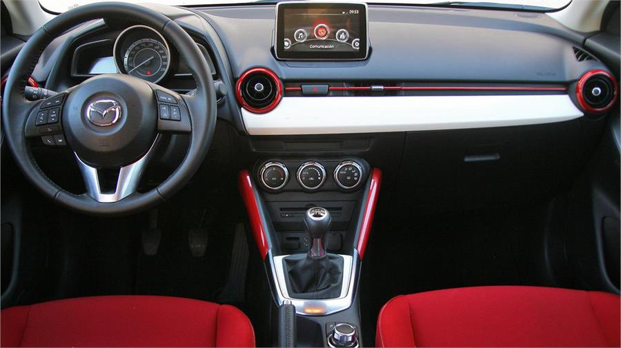 La postura al volante del Mazda2 es muy natural. Su interior se percibe muy trabajado y bien terminado. 
