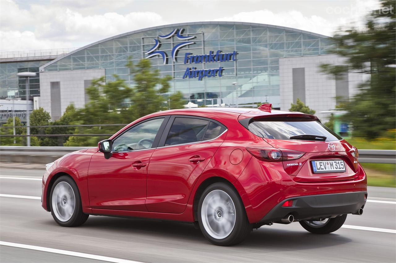 El nuevo Mazda3 tiene un empaque y presencia más deportiva todavía. Es más bajo y ancho, lo que sitúa su centro de gravedad en una posición inferior. 