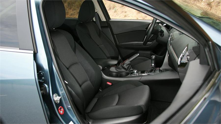 Los diseñadores de Mazda han priorizado el sentido práctico y el aspecto sobrio por encima de los alardes estéticos al concebir el tablero