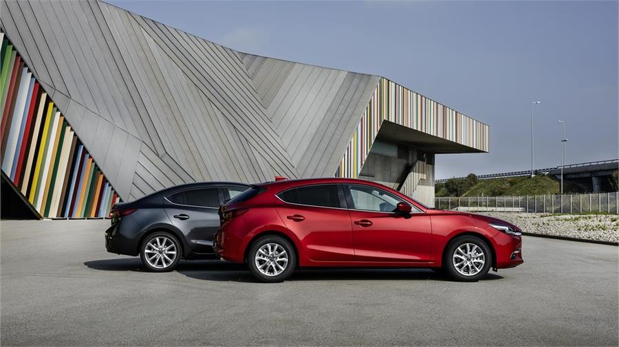 La gama Mazda3 parte de 17.759 euros en su versión más básica. A este precio habrá que descontarse unos suculentos descuentos en el caso de querer acogerse a dichas opciones.