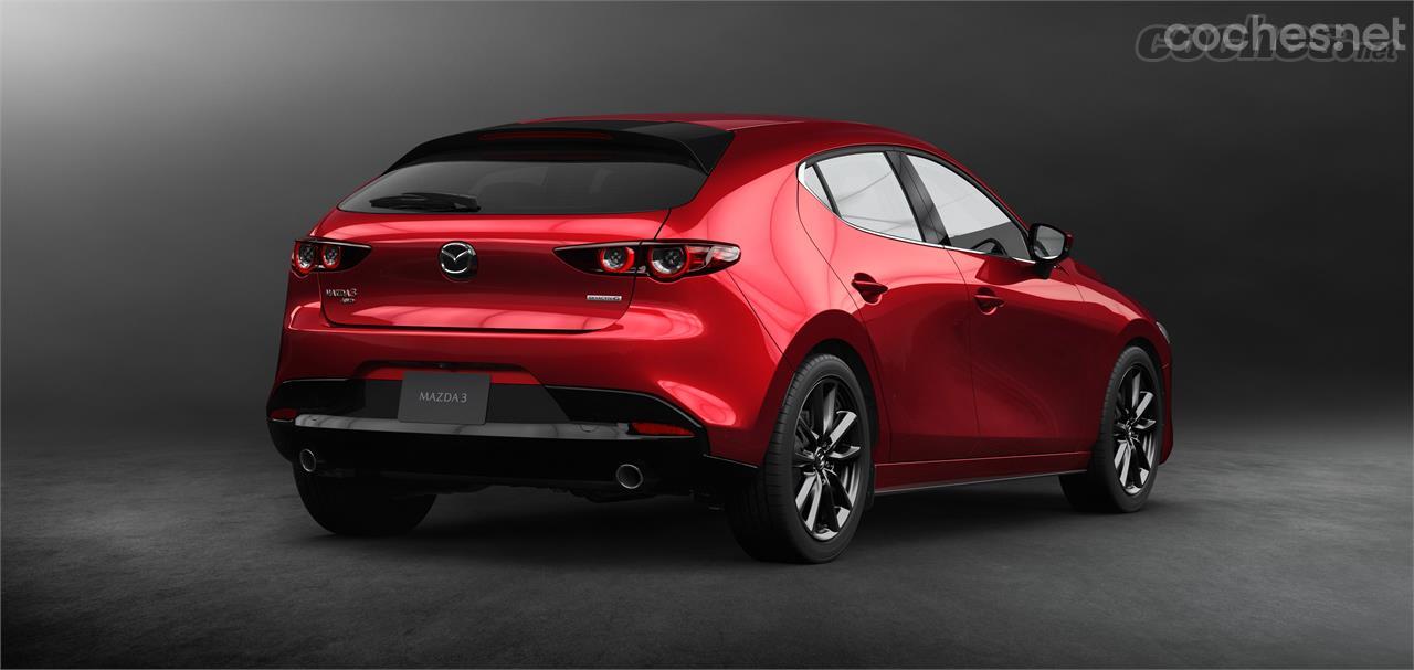 Las formas del nuevo Mazda3 son más redondeadas, con paneles que reflejan la luz y dan volumen al coche. Esta versión hatchback se percibe más deportiva. 