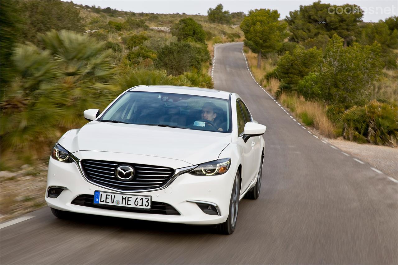 Parrilla enmarcada en cromado, listones también cromados y parachoques nuevos distinguen a este nuevo Mazda6.