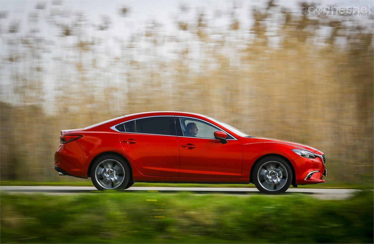 El Mazda6 mantiene su elegante carrocería (también está disponible en versión familiar) y mejora dinámicamente.