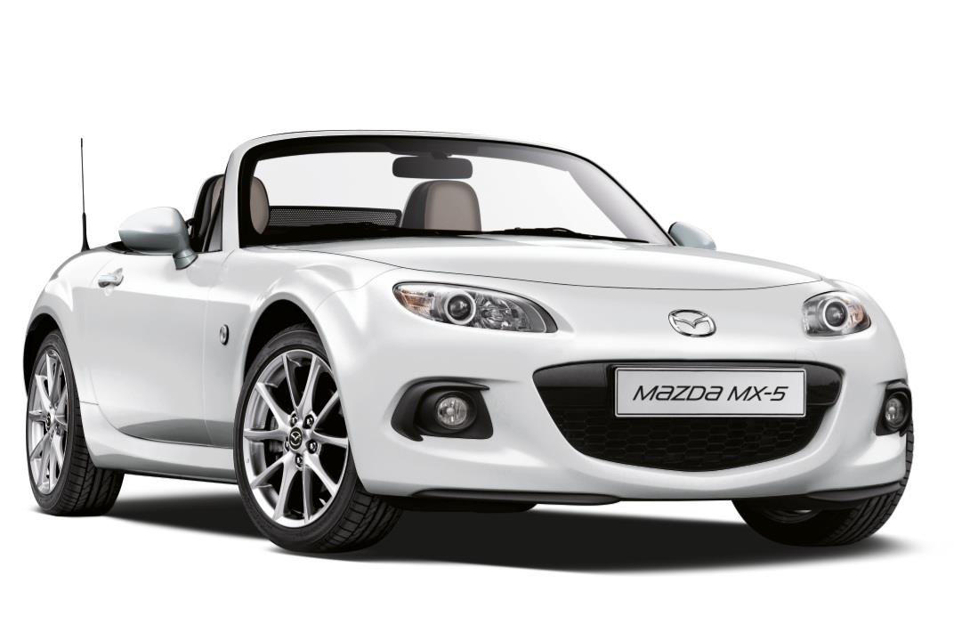 El descapotable MX-5 es el que más equipamiento añade de los tres.