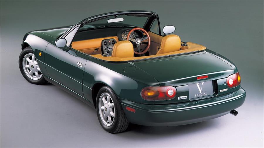 El Eunos V Special es una de las tantas series especiales que Mazda fabricó del MX-5, destaca por su volante Nardi de madera y su tapicería de piel beige.