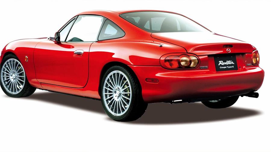 El departamento Engineering & Technology de Mazda confeccionó de forma artesanal cada uno de los Roadster Coupe.