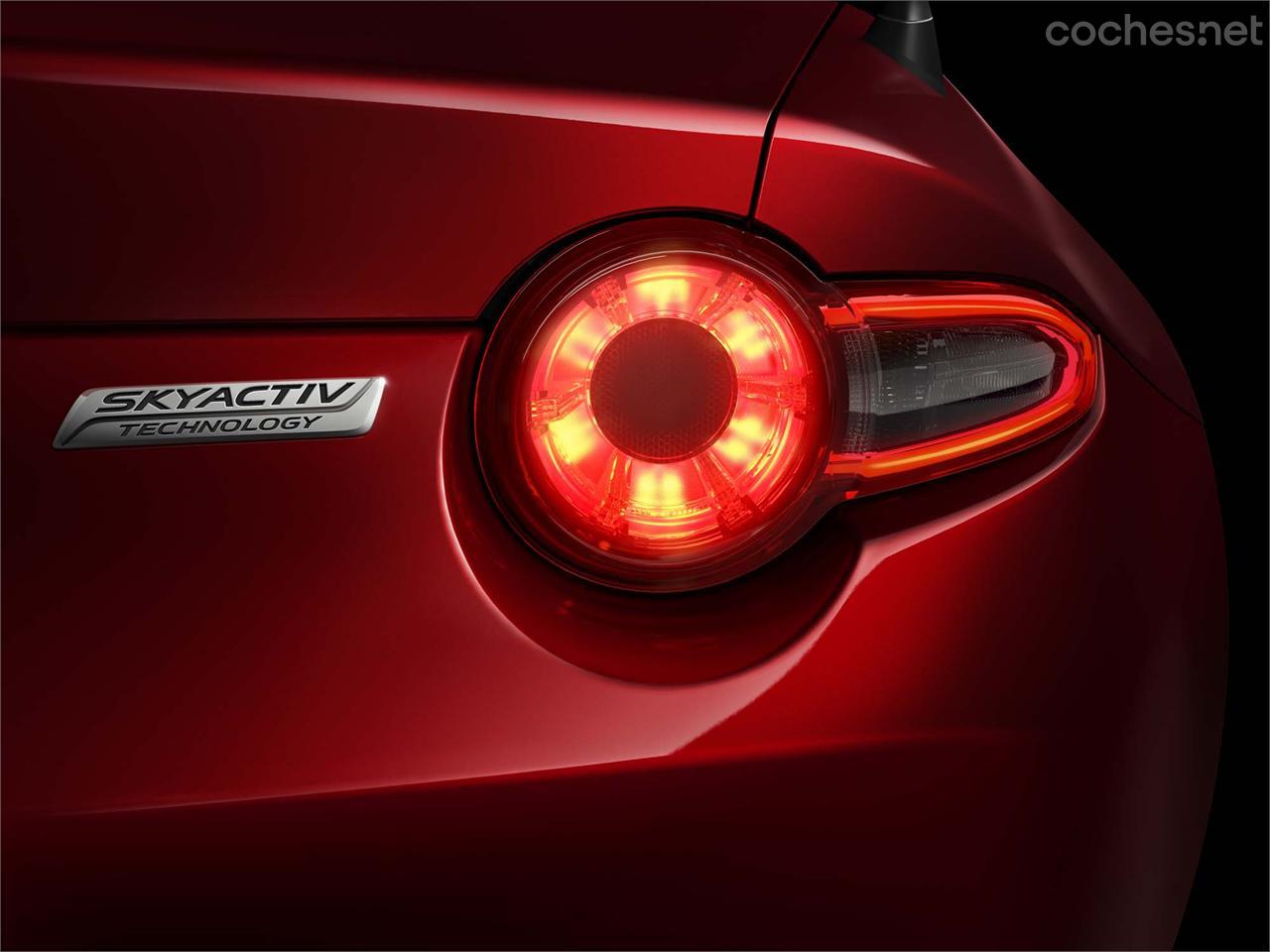 Las ópticas traseras tienen luces LED y unas formas diferentes. La tecnología Skyactiv está presente en este nuevo modelo, y queda bien patente. 