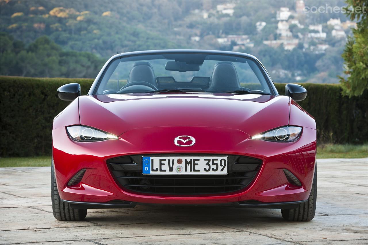 El nuevo Mazda MX-5 es algo más corto y 100 kilos más ligero que el anterior. El frontal cambia considerablemente, según los patrones del diseño Kodo de Mazda. 