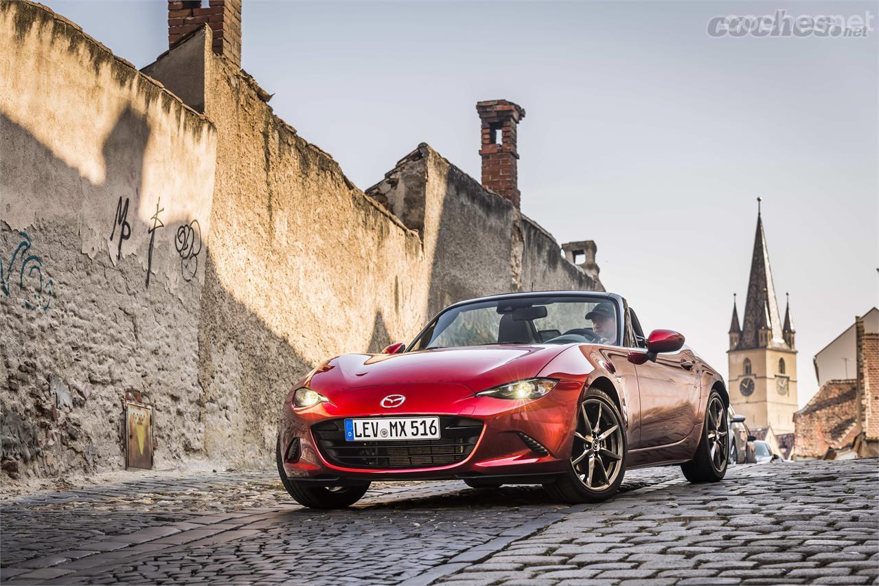 No hay cambios estéticos en el nuevo Mazda MX-5 2019, y sólo nuevas versiones de llantas según el acabado marcan la diferencia. 