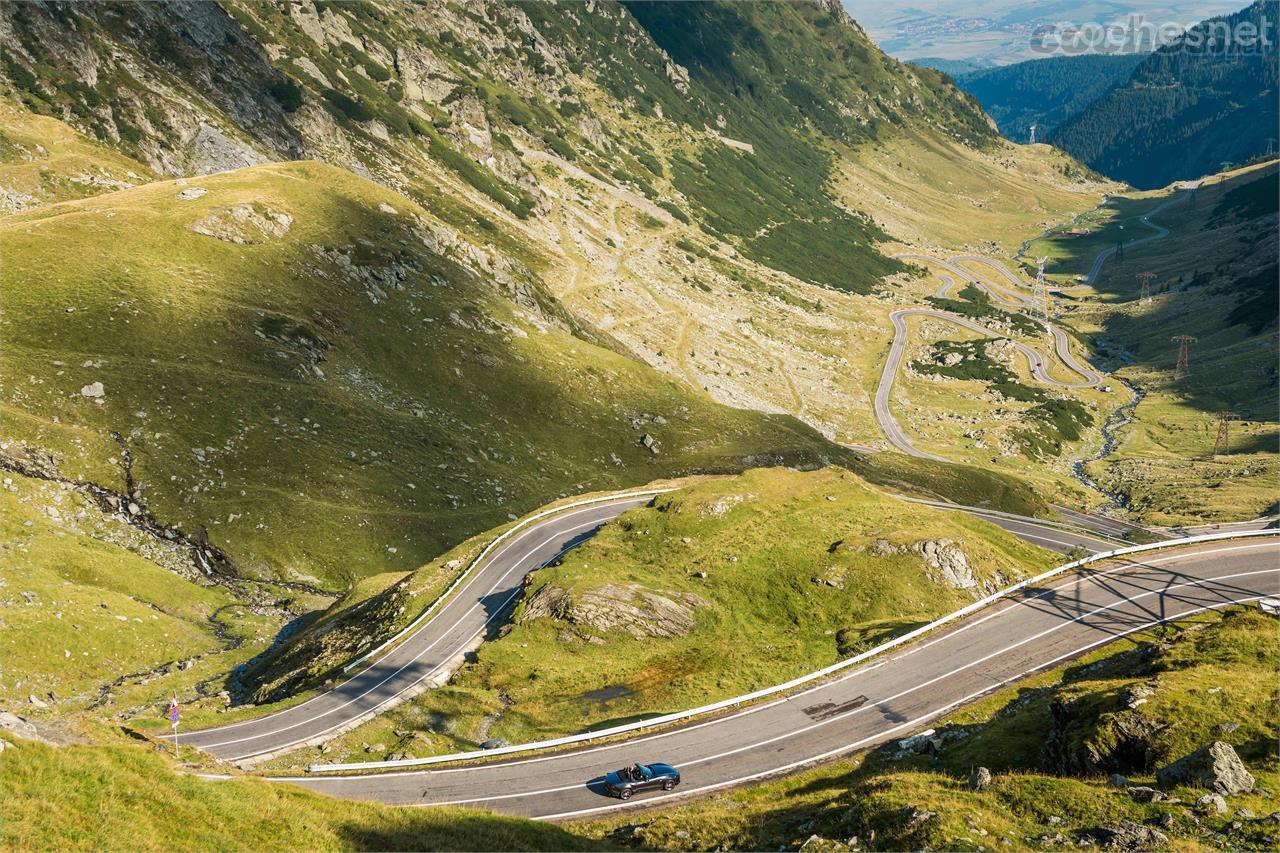 Recorrimos con el Mazda MX-5 la Transfagarasan Road, en Rumanía, considerada una de las carreteras más bellas del mundo; Y repleta de curvas de todo radio.