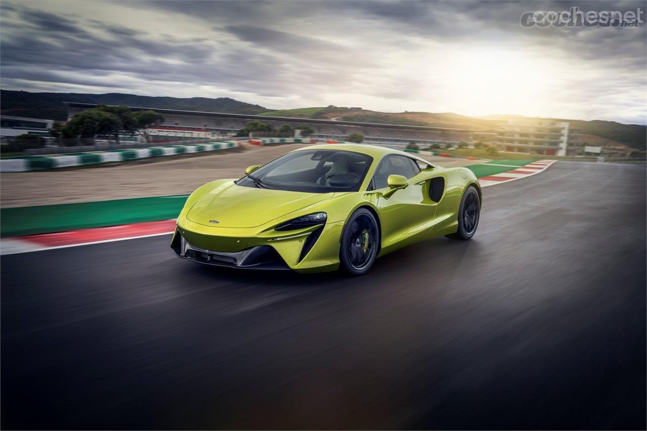 McLaren ha presentado su primer híbrido enchufable. Se sitúa como modelo de acceso a la gama Super Sport y se llama Artura.