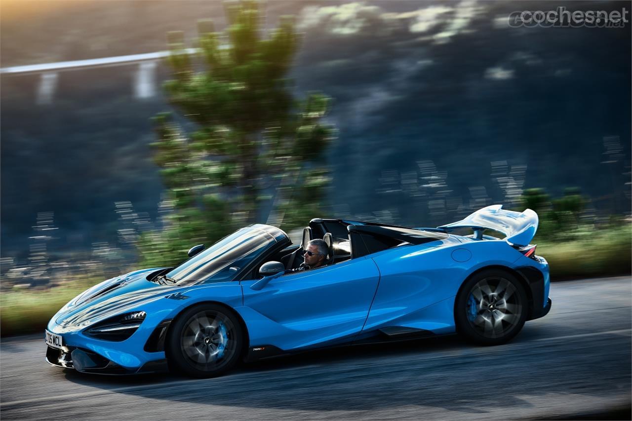 El McLaren 765 LT Spider tiene un alerón trasero activo que tiene en cuenta si el coche tiene la capota abierta o cerrada.